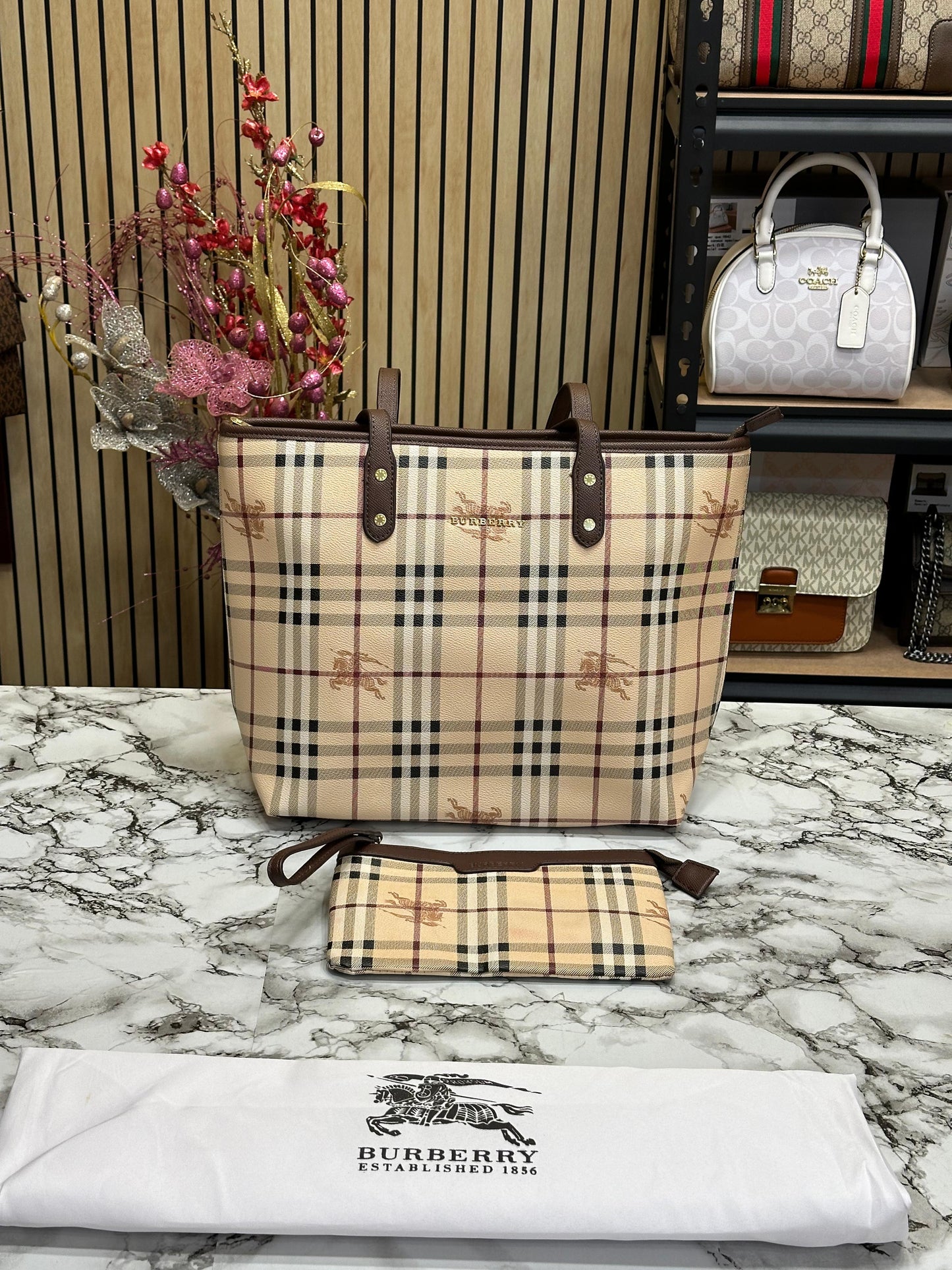 BURBEY NVA CHECK TOTE HUMAN BAG