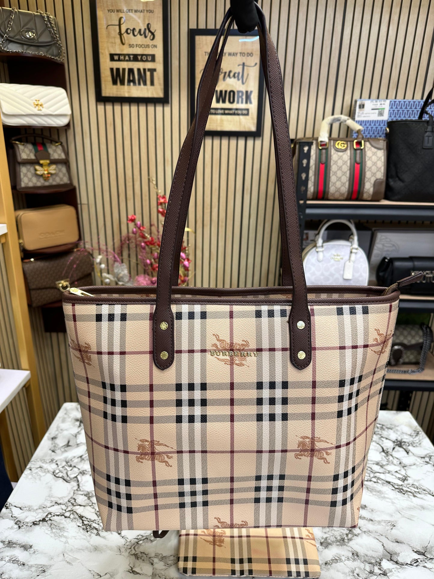 BURBEY NVA CHECK TOTE HUMAN BAG