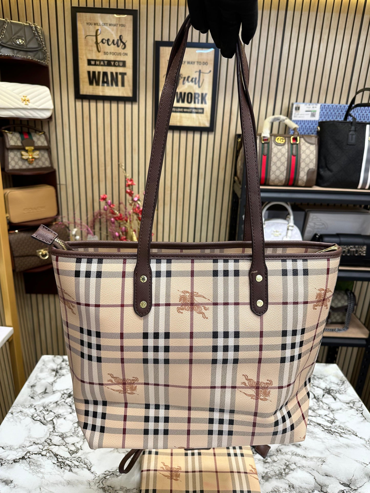BURBEY NVA CHECK TOTE HUMAN BAG