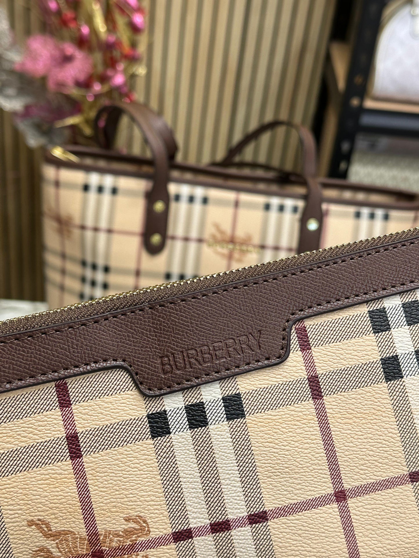 BURBEY NVA CHECK TOTE HUMAN BAG