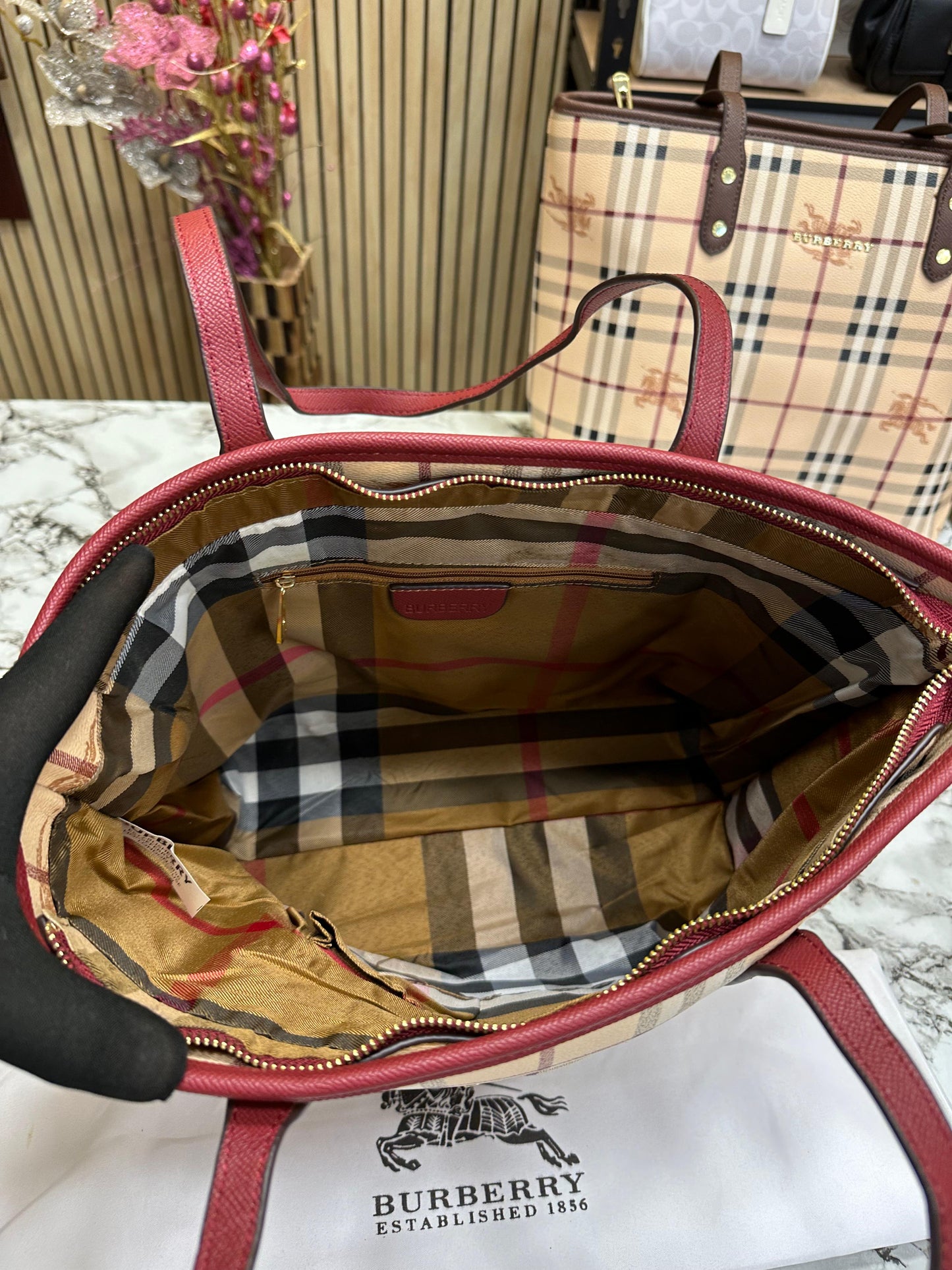 BURBEY NVA CHECK TOTE HUMAN BAG