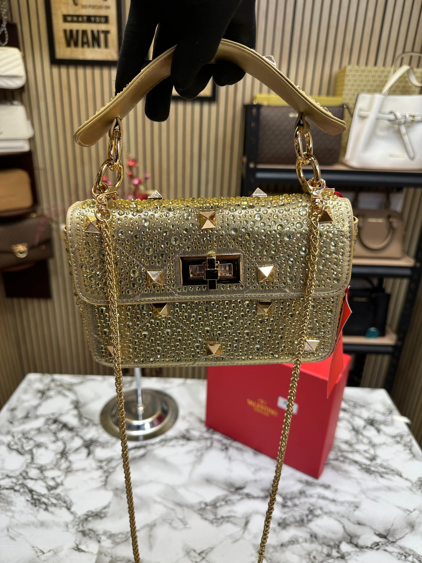 VALTINO GARAVNI PREMIUM MEDIUM SHOULDER BAG